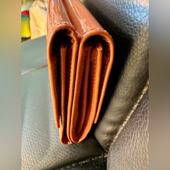 CHANEL RARE ORANGE TRIFOLD ENAMEL WALLET - Picture 4 of 9